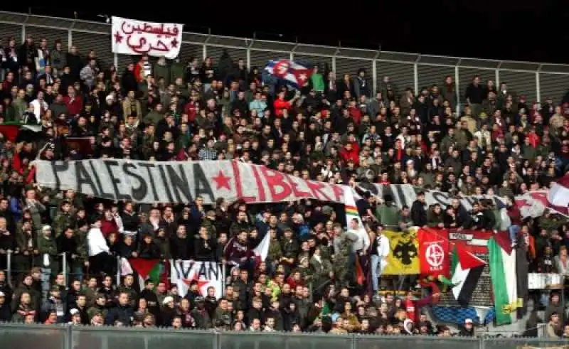 cori e bandiere pro palestina nella curva del livorno 2