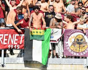 cori e bandiere pro palestina nella curva del livorno 3