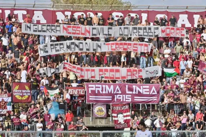 cori e bandiere pro palestina nella curva del livorno 4