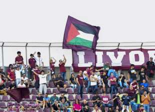 cori e bandiere pro palestina nella curva del livorno 5