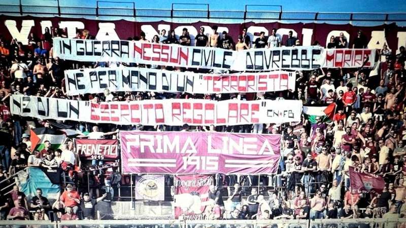 cori e bandiere pro palestina nella curva del livorno 6