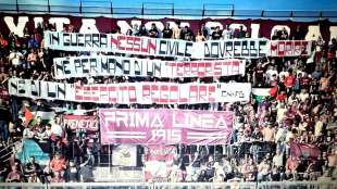 cori e bandiere pro palestina nella curva del livorno 6