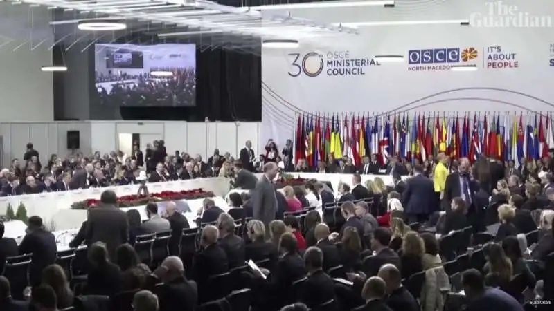 delegati lasciano la sala quando parla sergei lavrov   vertice osce di skopje   3