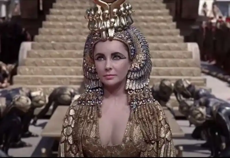 ELIZABETH TAYLOR NEL FILM CLEOPATRA