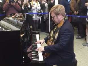 Elton John SUONA ALLA STAZIONE DI ST PANCRAS