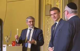 emmanuel macron e la candela dI hanukkah 1