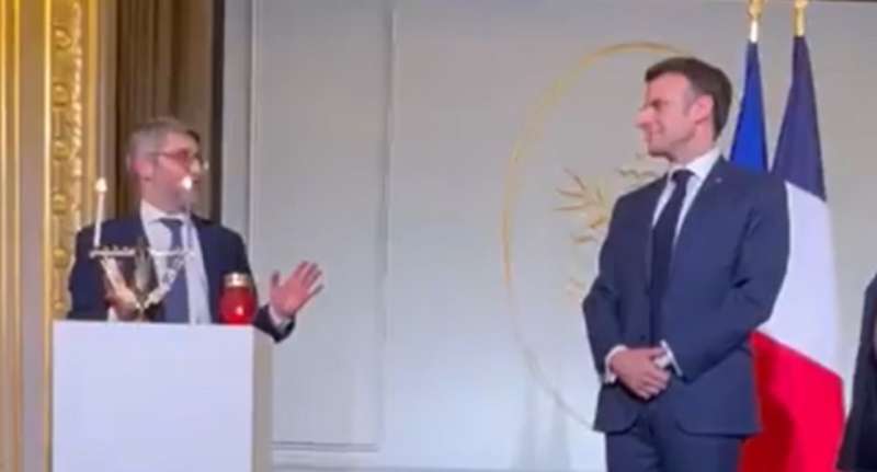 emmanuel macron e la candela dI hanukkah 2