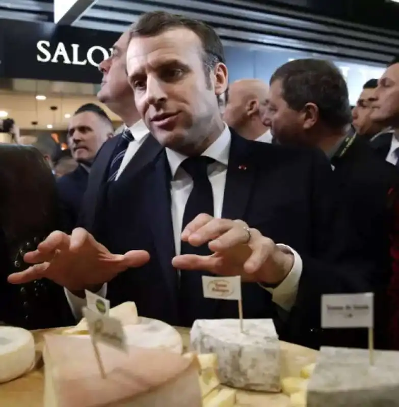 EMMANUEL MACRON MANGIA FORMAGGI