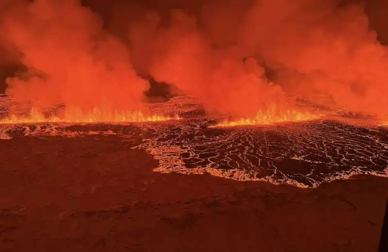 eruzione vulcano fagradalsfjall nella penisola di reykjanek, islanda   10