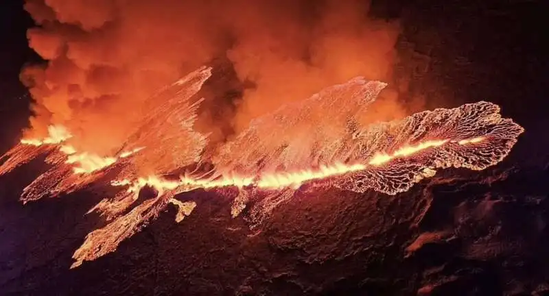 eruzione vulcano fagradalsfjall nella penisola di reykjanek, islanda   16