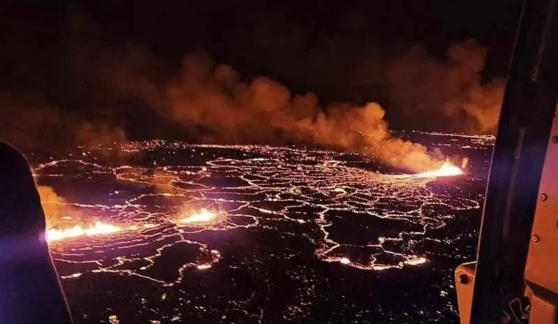 eruzione vulcano fagradalsfjall nella penisola di reykjanek, islanda   22