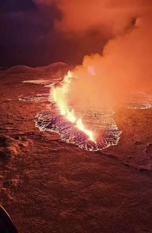 eruzione vulcano fagradalsfjall nella penisola di reykjanek, islanda   7