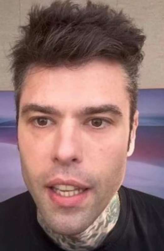 fedez attacca regione lombardia per i posti letti in terapia intensiva in pandemia 2