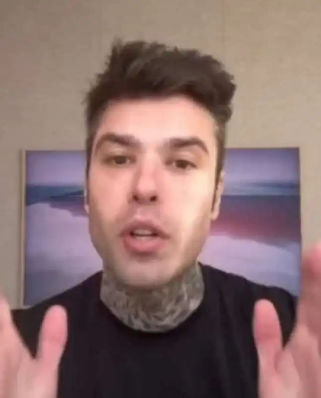 fedez attacca regione lombardia per i posti letti in terapia intensiva in pandemia 3