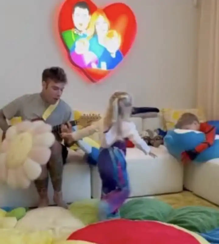 fedez con i figli leone e vittoria alla vigilia di natale