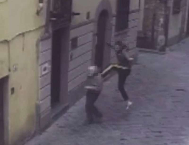 FIRENZE - ANZIANO AGGREDITO IN CENTRO