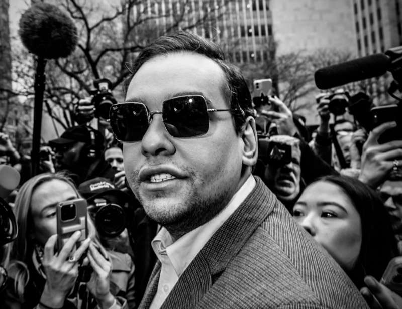 george santos in sostegno di trump fuori il tribunale di new york