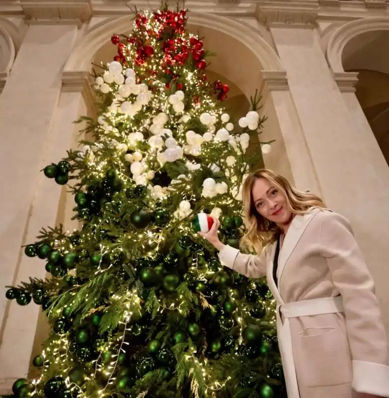 giorgia meloni e l albero di natale