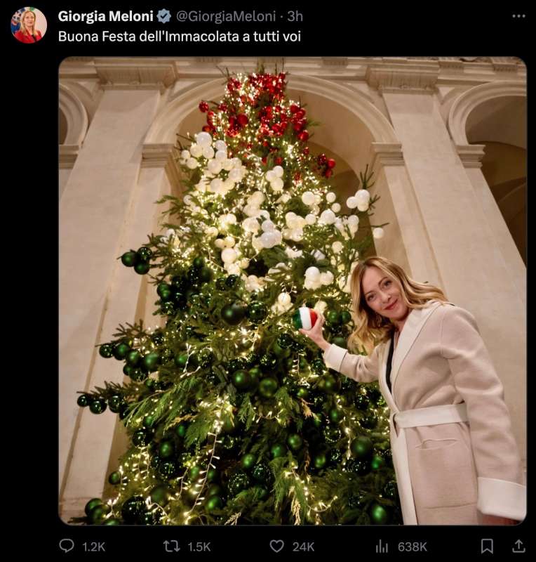 giorgia meloni e l albero di natale