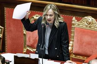 giorgia meloni sventola un fax in senato