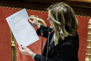 giorgia meloni sventola un fax in senato