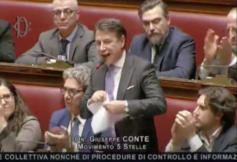 GIUSEPPE CONTE STRAPPA IN AULA IL TESTO SUL SALARIO MINIMO