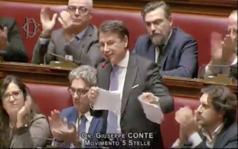 GIUSEPPE CONTE STRAPPA IN AULA IL TESTO SUL SALARIO MINIMO