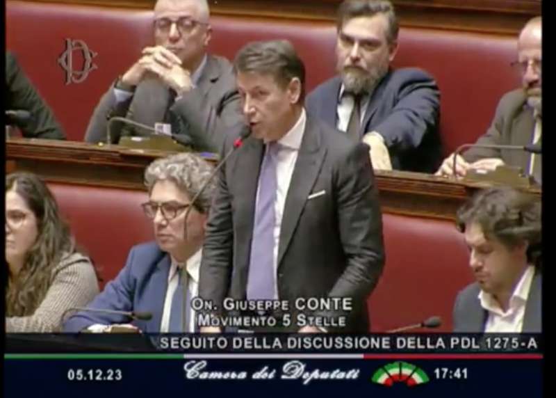 GIUSEPPE CONTE STRAPPA IN AULA IL TESTO SUL SALARIO MINIMO