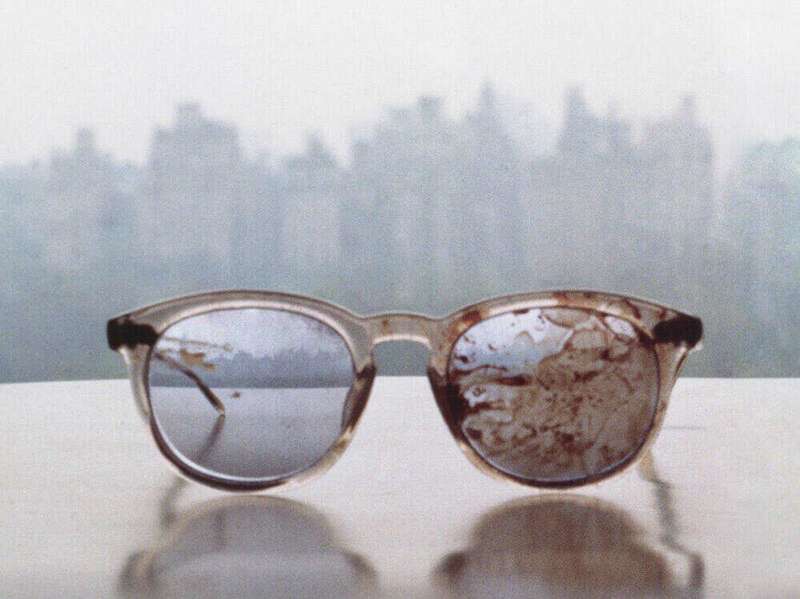 gli occhiali insanguinati di john lennon