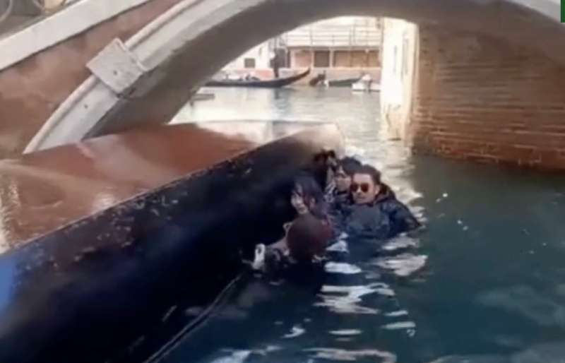 gondola si ribalta a venezia