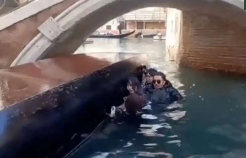 gondola si ribalta a venezia