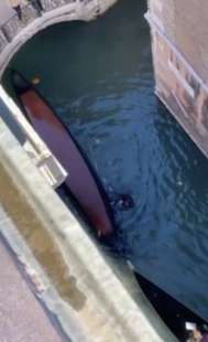 gondola si ribalta a venezia