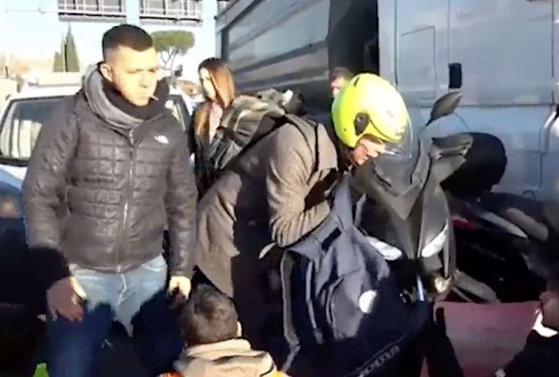 gretini bloccano via salaria a romaa 4