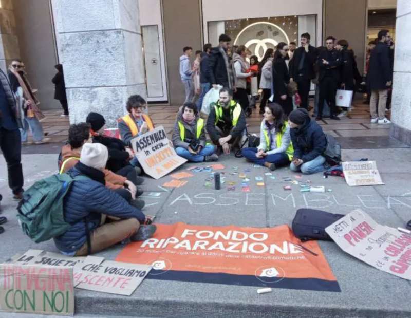 gretini fanno irruzione a la rinascente 3