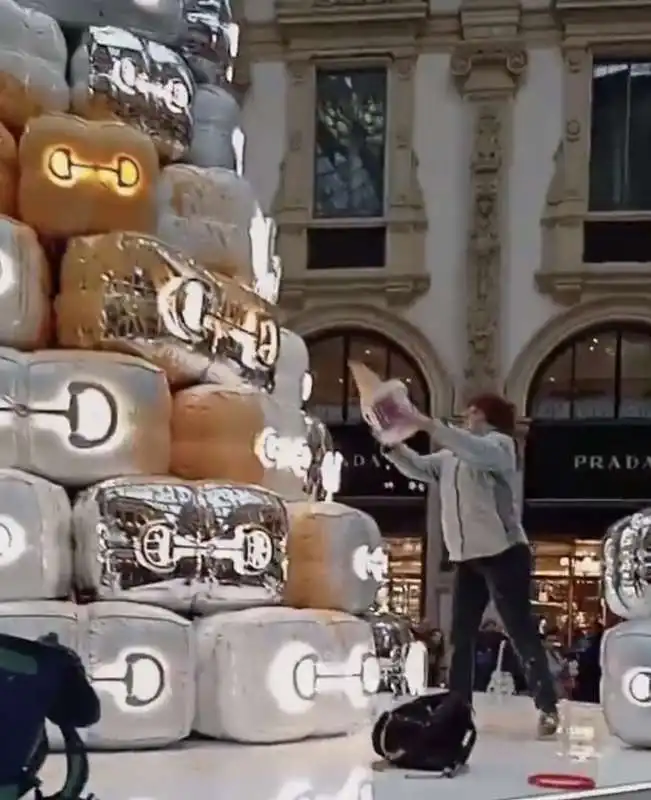 gretini imbrattano albero di natale gucci a milano   4