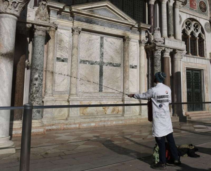 GRETINI IMBRATTANO LA BASILICA DI SAN MARCO DI VENEZIA