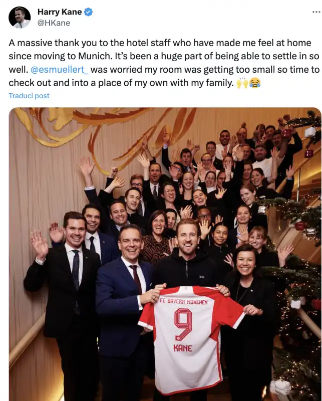 harry kane con lo staff dell hotel Vier Jahreszeiten Kempinski di monaco