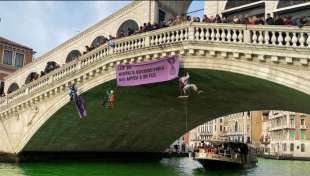 il canal grande colorato di verde dagli ambientalisti di Extinction Rebllion