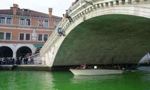 il canal grande colorato di verde dagli ambientalisti di Extinction Rebllion