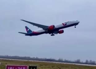 il decollo dell aereo boeing 777 300 di ur azr da kiev