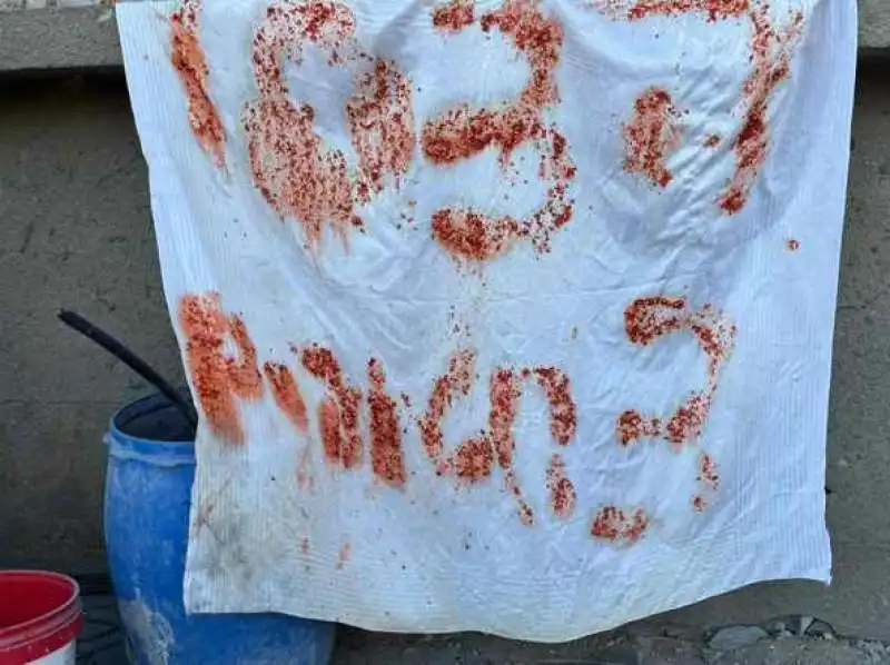 IL MESSAGGIO SUL LENZUOLO SCRITTO CON GLI AVANZI DI CIBO DAI TRE OSTAGGI UCCISI DALL ESERCITO ISRAELIANO 