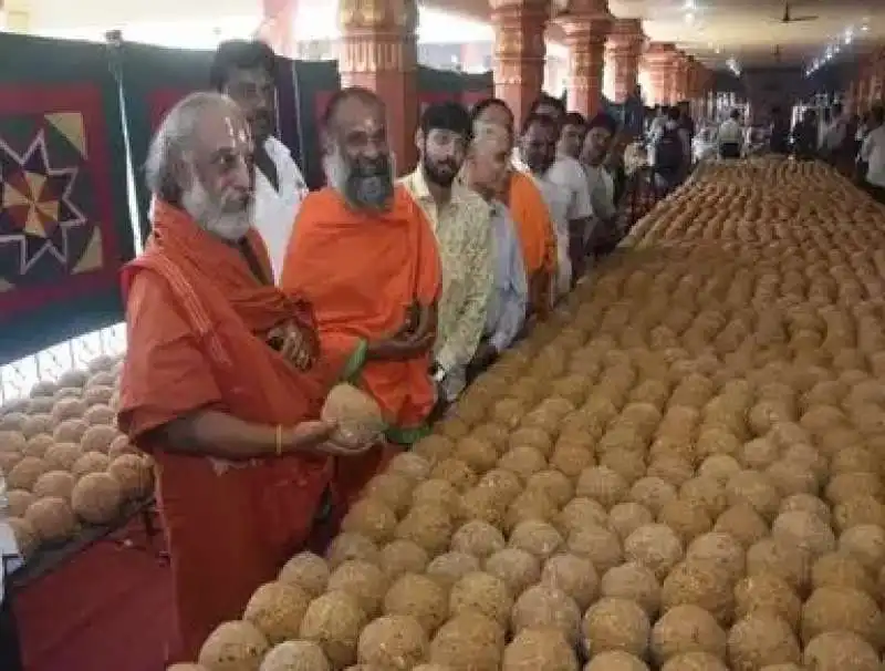 IL TEMPIO INDUISTA DI MYSORE DISTRIBUISCE 200 MILA DOLCETTI PER CAPODANNO 