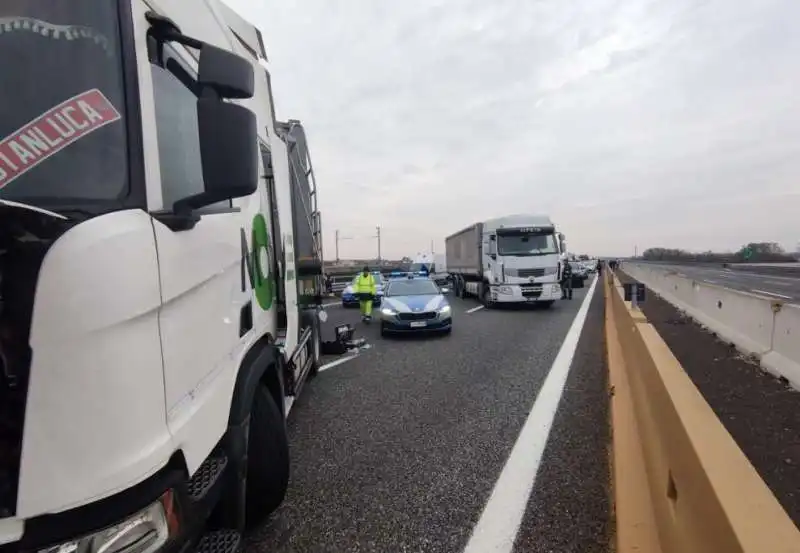 il tir messo di traverso da una banda di rapinatori sulla a4 milano torino   1