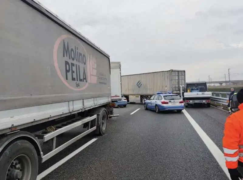 il tir messo di traverso da una banda di rapinatori sulla a4 milano torino   2