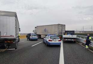 il tir messo di traverso da una banda di rapinatori sulla a4 milano torino 3