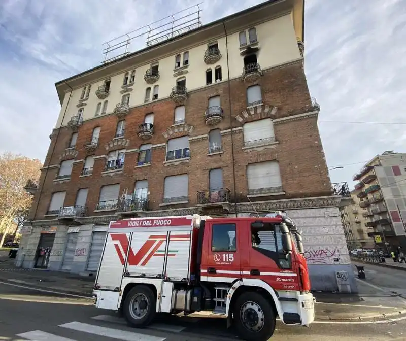 incendio in un palazzo di piazza baldissera a torino   2