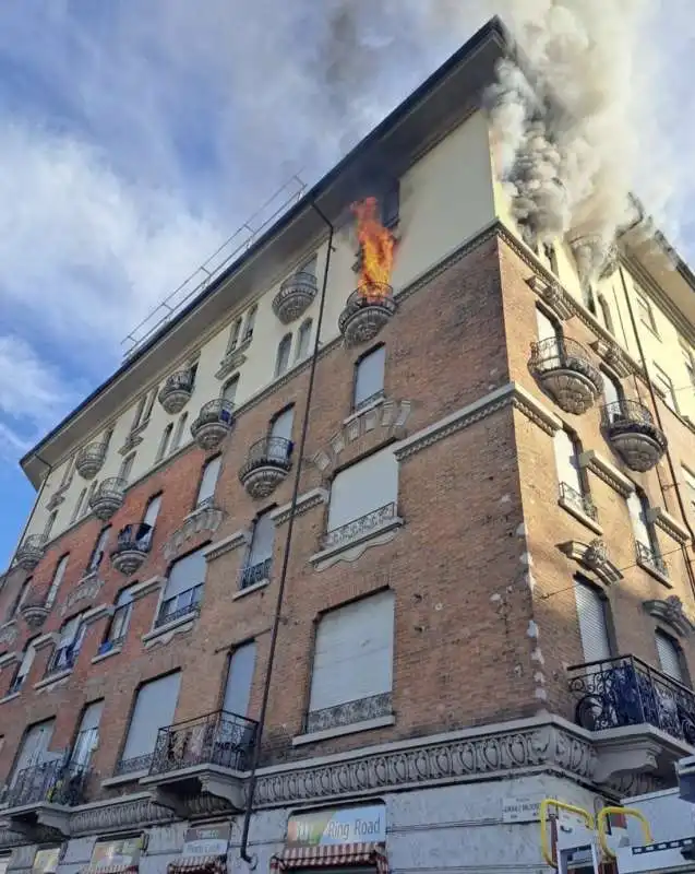 incendio in un palazzo di piazza baldissera a torino   4