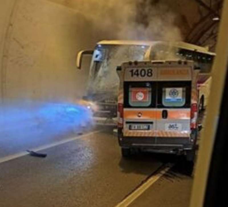 incidente tra un bus e ambulanza a urbino 4