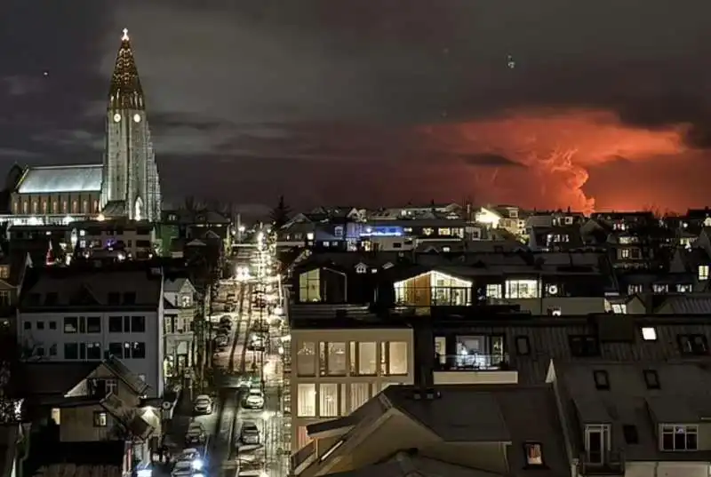 islanda   l' eruzione vulcano nella penisola di reykjanes  vista da reykjavik