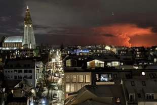 islanda l' eruzione vulcano nella penisola di reykjanes vista da reykjavik